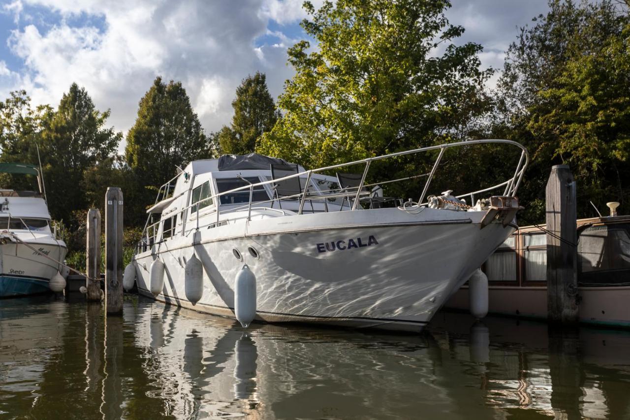 Eucala Motor Yacht Hotell East Molesey Eksteriør bilde