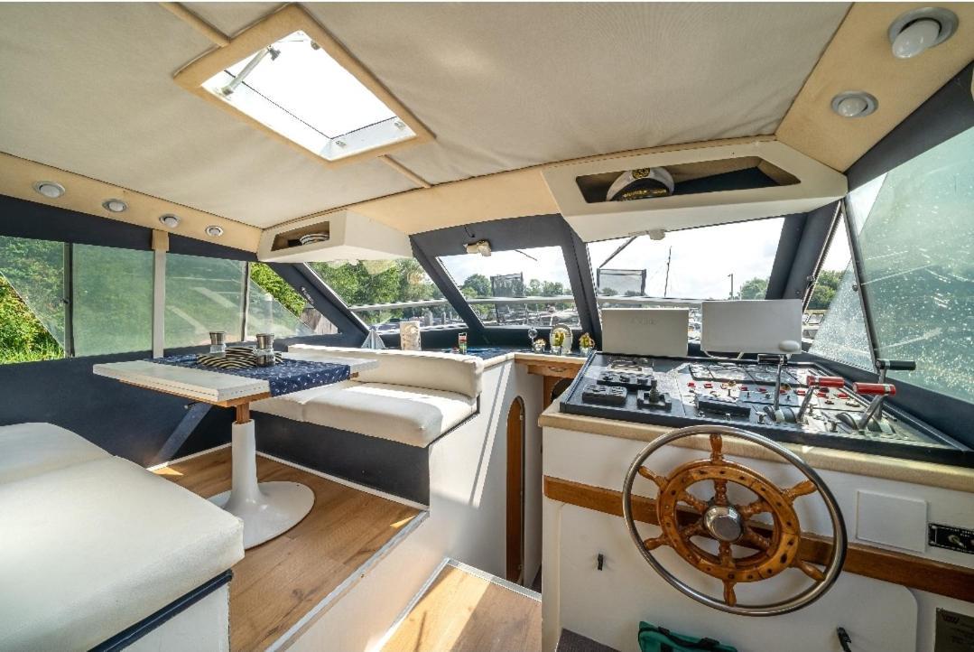 Eucala Motor Yacht Hotell East Molesey Eksteriør bilde